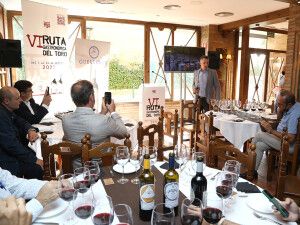 Momento de la presentación, con el sumiller Manu Jiménez catando uno de los vinos de Guelbenzu.