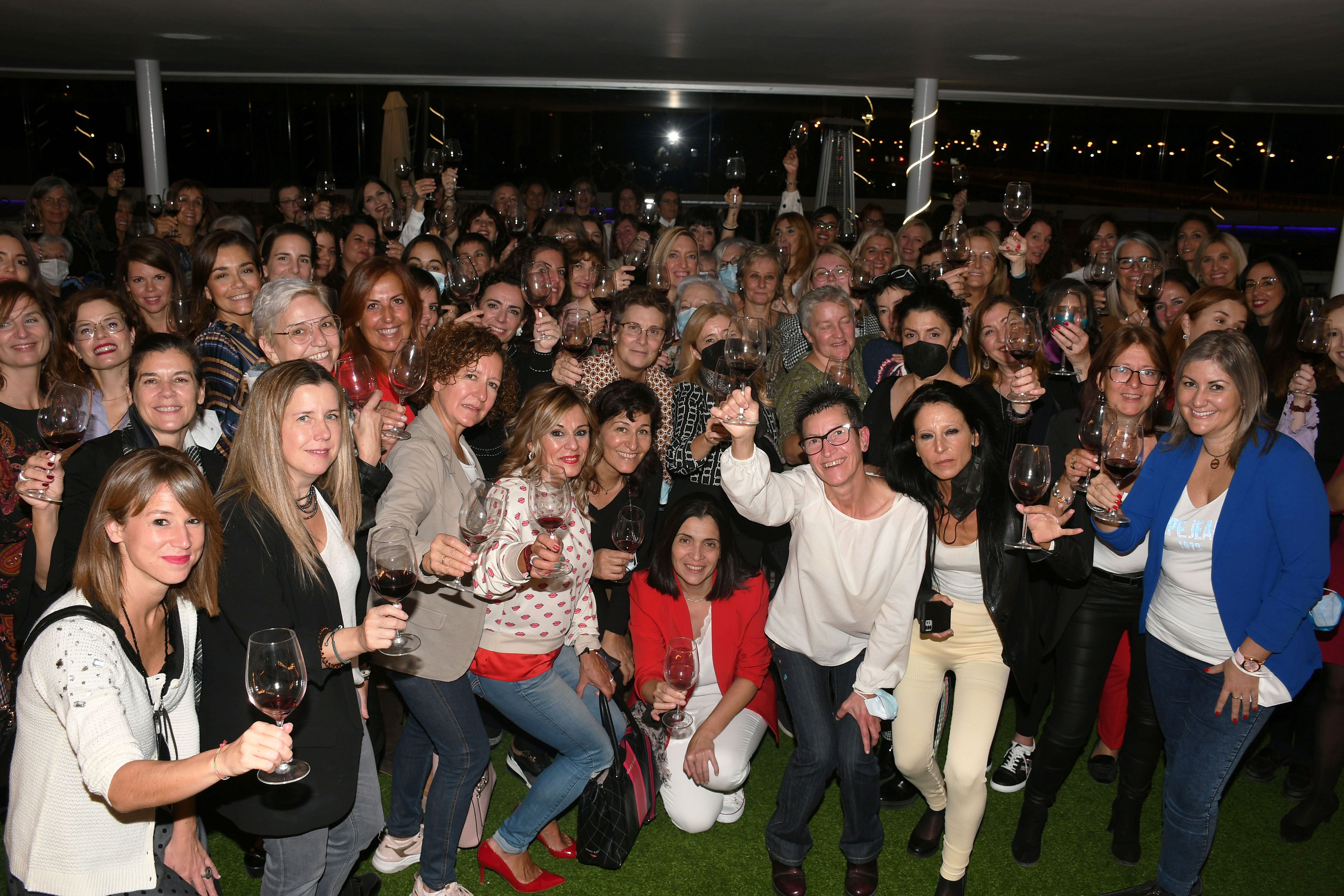 Un centenar de Mujeres Diviñas se reencuentran en Zaragoza y vuelven a brindar por la vida