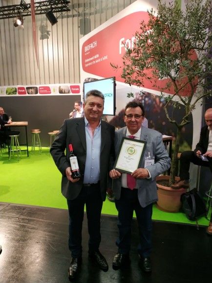 Miguel Turón y Antonio Arta en Biofach posan con el premio