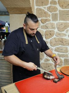 Miguel Galino trocea la chuleta del primer cebón de Piritaurus