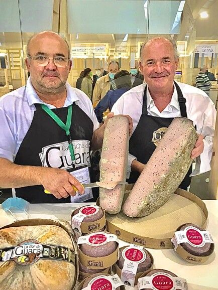 Antonio y Francisco Nasarre con el nuevo queso de vino