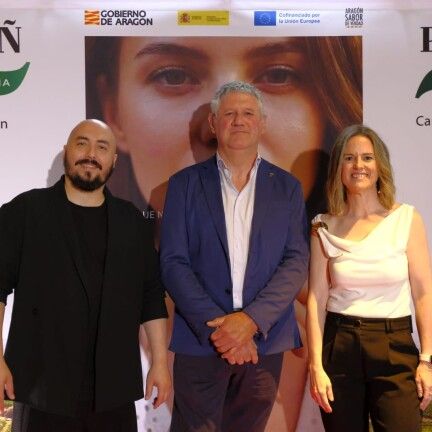 Borja Insa Antonio Serrano y Sonia Pérez con la imagen del Plan Ñ