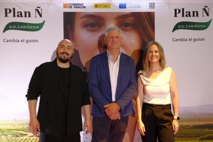 Borja Insa Antonio Serrano y Sonia Pérez con la imagen del Plan Ñ