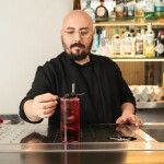 Borja Insa presentando uno de los cócteles