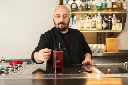Borja Insa presentando uno de los cócteles
