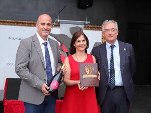 La directora de Agrosfera, Sandra Sutherland, recoge el premio en la primera edición de los premios Viñedo Extremo