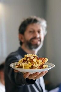 Chelis Navarro con las famosas patatas bravas de Bar Gozar