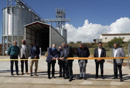 El presidente de las Cortes de Aragón, el consejero de Agricultura y el alcalde Aniñón cortan la cinta inaugural