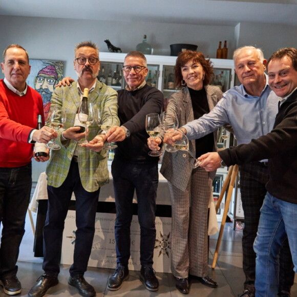 oto de familia presentación nuevas añadas Pirineos Chardonnay y Pìrineos Gewürztraminer
