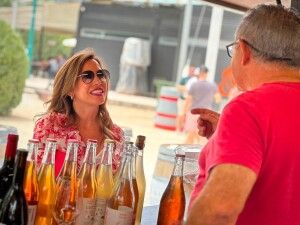 Natalia Chueca visita el II Festival Internacional de la Garnacha en el Parque de Macanaz
