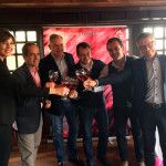 Representantes de Bodega Pirineos brindan con el nuevo Alquézar rosado