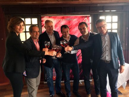 Representantes de Bodega Pirineos brindan con el nuevo Alquézar rosado