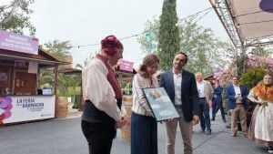 Manuel García, director de Marketing de Grandes Vinos, entrega la letra de la Jota de la Garnacha a la alcaldesa Natalia Chueca