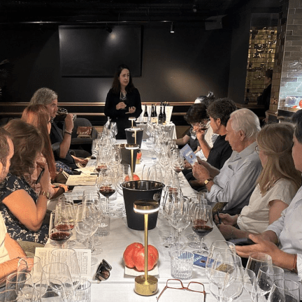 Pilar Cavero cata con profesionales vinos de la tierra de Aragón