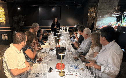 Pilar Cavero cata con profesionales vinos de la tierra de Aragón
