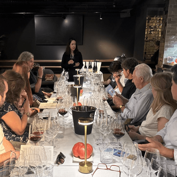 Pilar Cavero cata con profesionales vinos de la tierra de Aragón