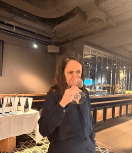Pilar Cavero cata vinos de la tierra de Aragón