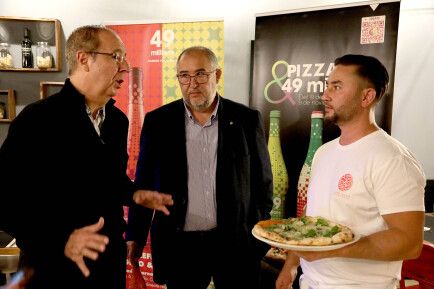 Ramón Castillón, de Marchando, conversando con Rafael de la Fuente y Christian Ogea.