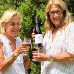Hermanas Ferrer con la nueva garnacha de Finca Valonga