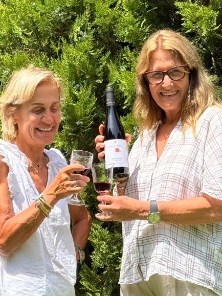 Hermanas Ferrer con la nueva garnacha de Finca Valonga