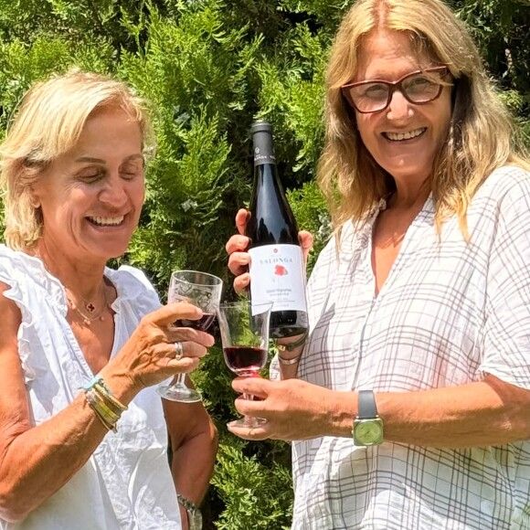 Hermanas Ferrer con la nueva garnacha de Finca Valonga