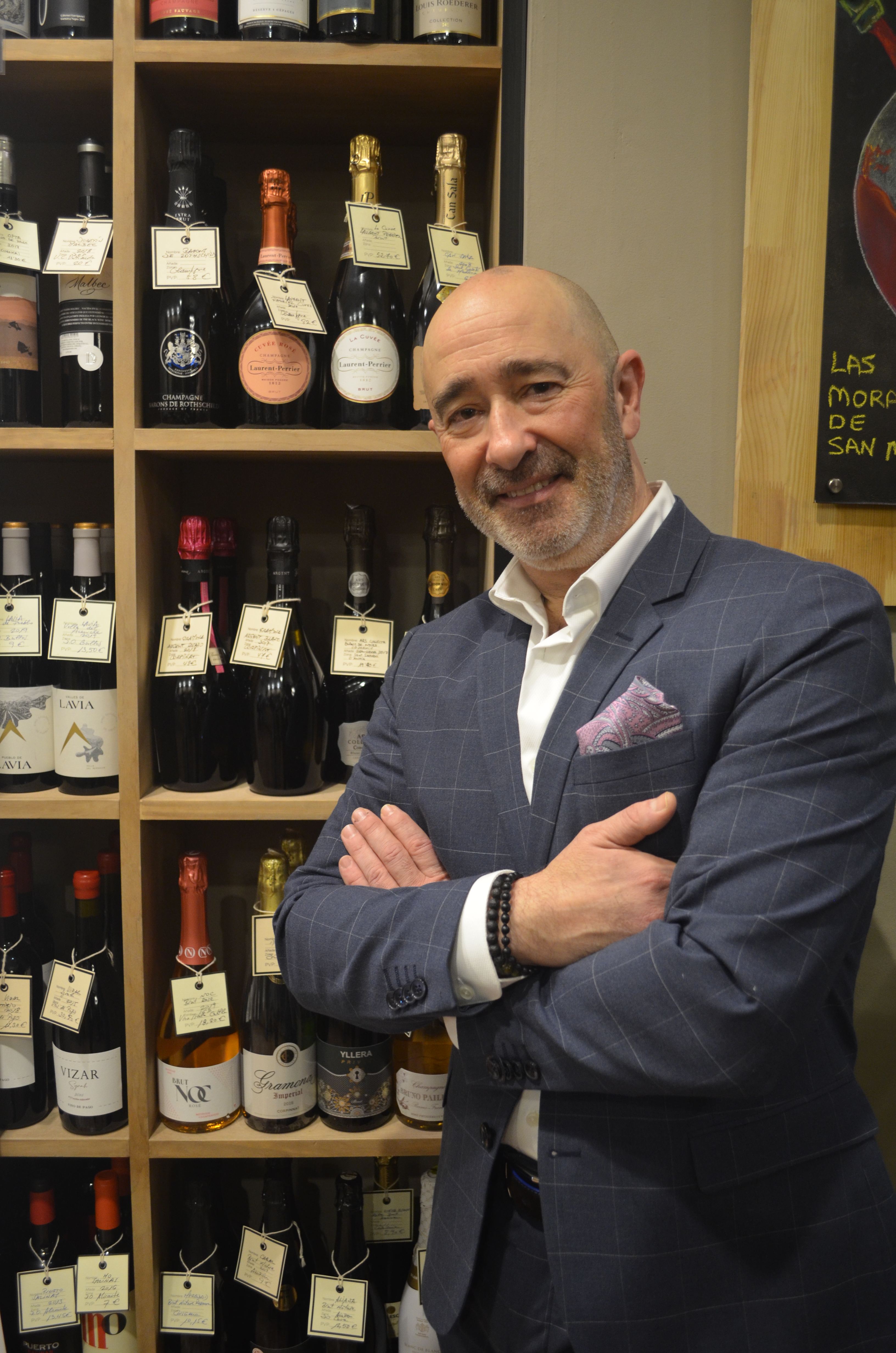 Vinopremier Zaragoza, el único bar de vinos de Aragón recomendado por la Guía Peñín, celebra su segundo aniversario