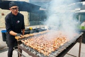 Pinchos de lechazo en la presentación en Zaragoza de la Milla de Oro del Vino de la Provincia de Valladolid