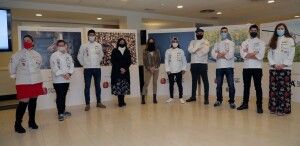 Carmen Urbano con los cocineros de Aragón en la presentación del calendario solidario