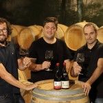 Fernando Mora, Francisco Latasa y Mario López, en su bodega, Cuevas de Arom