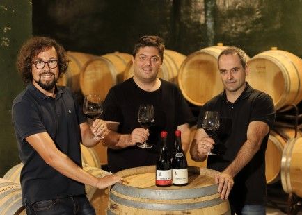 Fernando Mora, Francisco Latasa y Mario López, en su bodega, Cuevas de Arom