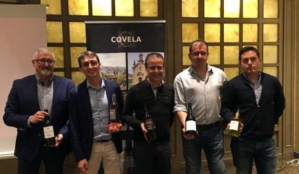 El sumiller Raúl Igual hace una cata con los vinos portugueses Quintas das Tecedeiras y Covela